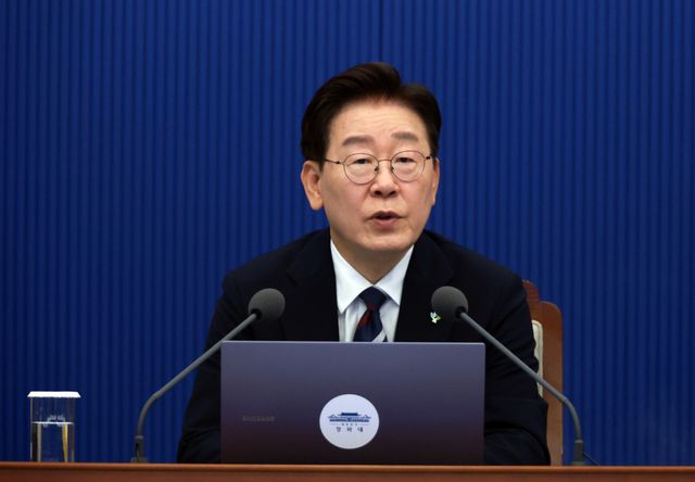 이재명 대통령이 19일 청와대에서 열린 수석보좌관회의에서 발언하고 있다. 연합뉴스