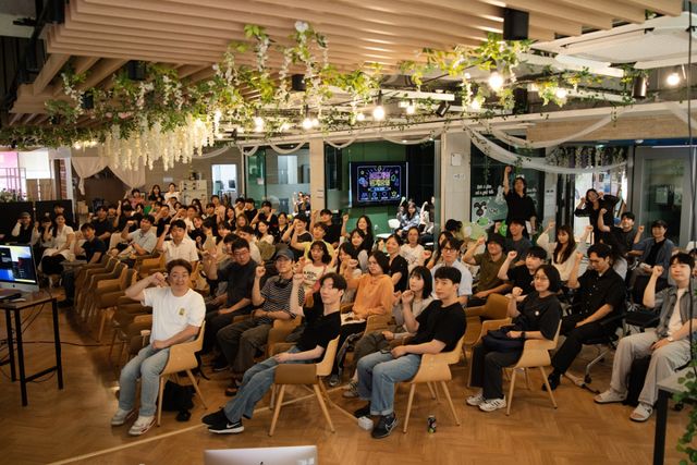 지난 20일 청년동에서 열린 '라임(LIME)’ 런칭파티 참석자들이 기념사진을 촬영하고 있다. 광명시 제공