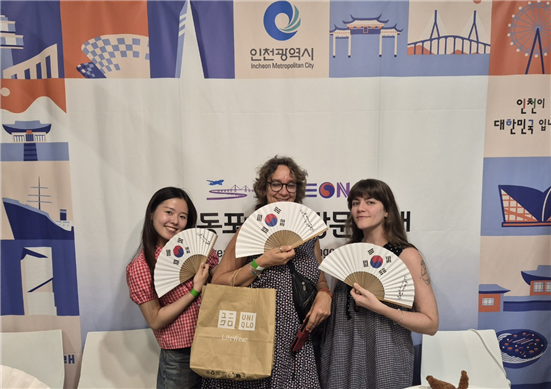 지난 12~13일까지 스페인 마드리드에서 열린 ‘K-EXPO SPAIN 2026’에서 행사장 관람객들이 인천시 기념품인 태극기 부채와 함께 사진 촬영을 하고 있다. 인천시 제공
