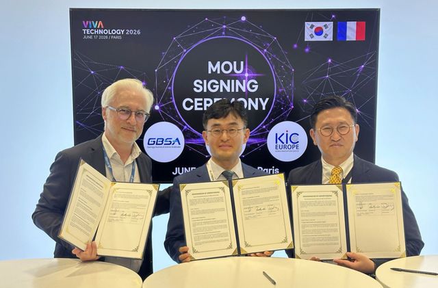 ‘비바테크(VivaTech) 2026’ 경기도 DX존에서 김현곤 경제과학진흥원장(가운데)과 다쏘시스템 프레데릭 바셰(Frédéric Vacher) 혁신 총괄(Head of Innovation)(왼쪽), KIC 유럽 황종운 센터장(오른쪽)이 업무협약을 한 뒤 기념촬영을 하고 있다. 경과원 제공