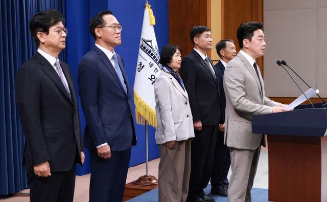 강훈식 비서실장이 21일 청와대 기자회견장에서 이재명 대통령이 새로 임명한 참모들과 인사 관련 브리핑을 하고 있다. 연합뉴스