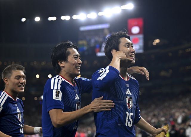 일본의 카마다 다이치(오른쪽)가 21일 오후 1시(한국시간) 멕시코 몬테레이에서 열린 2026 북중미 월드컵 조별리그 F조 2차 튀니지전서 전반 4분 선제골을 터뜨린 뒤 동료들과 기뻐하고 있다. 신화통신=연합뉴스