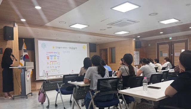 구리남양주교육지원청이 ‘나를 깨우는 나눔, 우리를 키우는 배움’을 주제로 개정 누리과정의 철학을 반영한 유아·놀이 중심 수업 사례를 공유하고, 교사 간 협력과 성장을 지원하기 위한 교육을 실시했다. 구리남양주교육지원청 제공