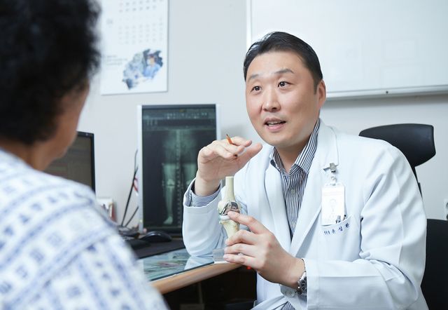 환자와 상담하고 있는 윤성환 이춘택 병원장. 이춘택병원 제공