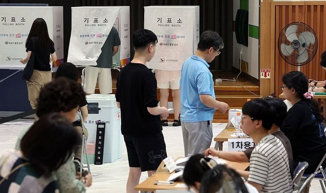 6·3지방선거일인 3일 시민들이 투표를 하기 위해 입장하고 있다. 연합뉴스