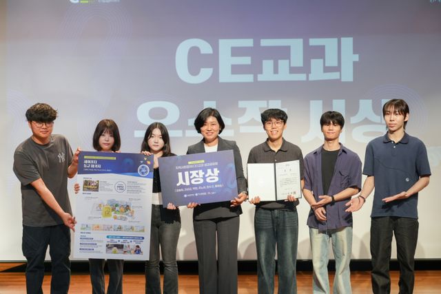 입학준비금 활용 개선 아이디어를 제안한 ‘세이프티 등교 패키지’팀이 시흥시장상을 수상하고 있다. 한국공학대 제공
