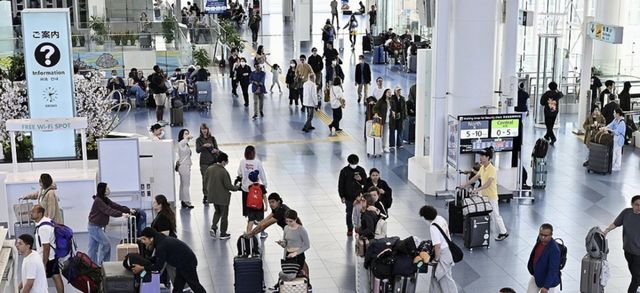 일본 도쿄 하네다공항의 출국 행렬. 연합뉴스