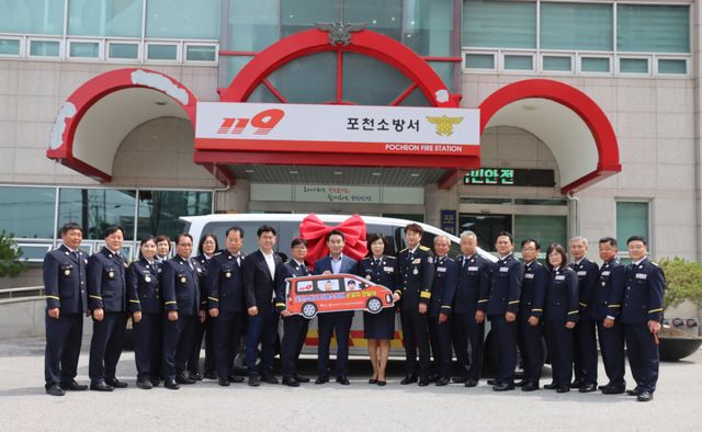 백영현 포천시장이 22일 포천소방서 앞에서 포천서 의용소방대원들과 함께 신규 배치된 차량의 안전 운행을 기원하는 안전기원제를 진행했다. 포천소방서 제공
