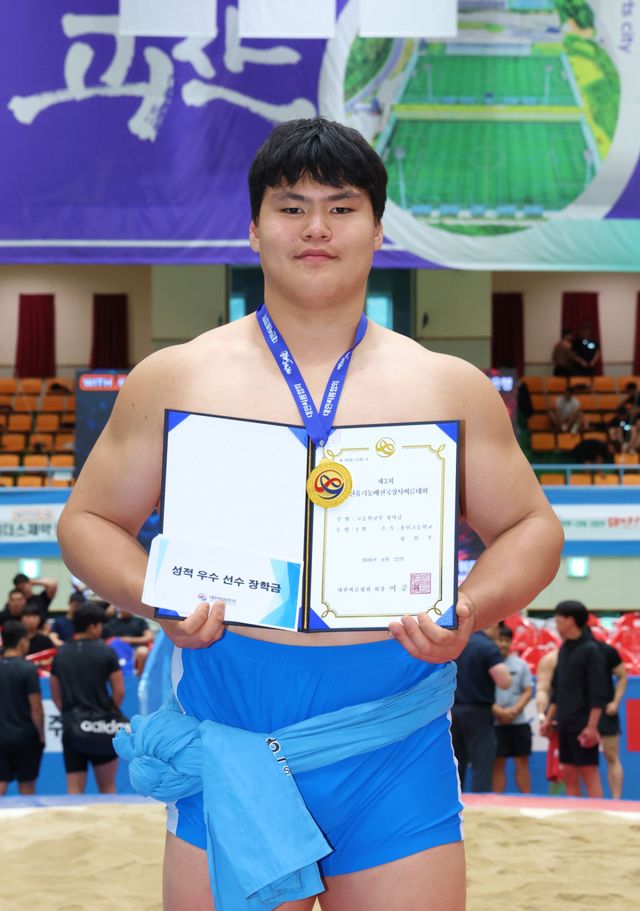 22일 충북 괴산군 괴산문화체육센터에서 열린 ‘제3회 괴산유기농배전국장사씨름대회' 고등학교부 장사급(135kg 이하)에서 1위를 차지한 용인고 정선우가 기념사진을 찍고 있다. 대한씨름협회 제공