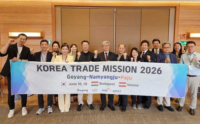 지난 15일부터 19일까지 진행된 ‘2026 경기북부 유렵 시장개척단’에 참여한 기업과 주요 관계자들이 기념촬영을 하고 있다. 경과원 제공