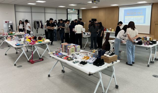 경동제액 임직원들이 플리마켓 행사를 통해 기부금을 모았다. 과천시 제공