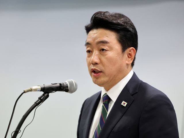 강훈식 대통령 비서실장이 15일 서울 마포구 연세대학교 김대중도서관 컨벤션홀에서 열린 '6·15 남북정상회담 26주년 기념식 및 특별강연'에서 이재명 대통령의 축사를 대독하고 있다. 연합뉴스