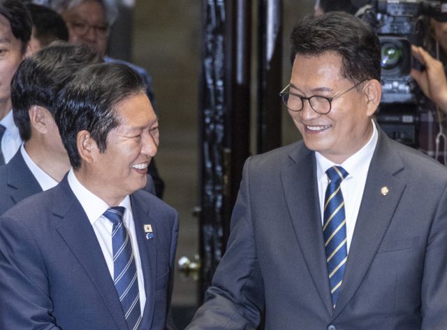더불어민주당 정청래 대표(왼쪽)가 지난 11일 국회에서 열린 의원총회에 입장하다 송영길 의원과 악수하고 있다. 연합뉴스