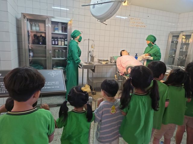 인천 학생들이 가천이길여산부인과기념관 2층 수술실에서 수술 모습을 관람하고 있다. 가천문화재단 제공