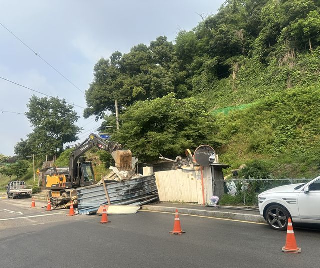 남양주 금곡동 주민자치위원회가 민원이 이어졌던 불법건축물을 철거하고 부지를 시민 휴식공간으로 조성한다. 남양주시 제공