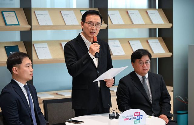 임태희 경기도교육감이 지난 16일 기자회견을 하고 있다. 경기일보DB