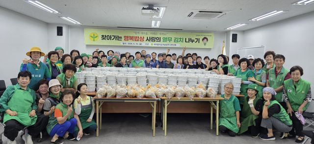 남양주시는 19일 금곡동 마을공동회관 1층에서 새마을지도자남양주시부녀회가 열무김치 나누기 행사를 실시했다고 밝혔다. 남양주시 제공