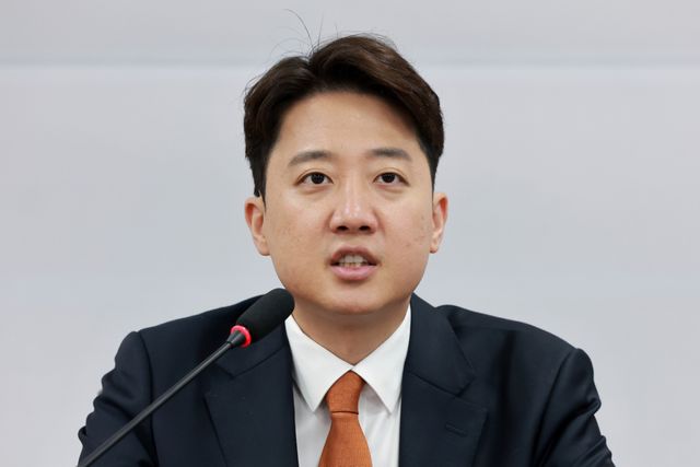 개혁신당 이준석 대표가 지난 15일 국회에서 열린 최고위원회의에 참석해 발언하고 있다. 연합뉴스