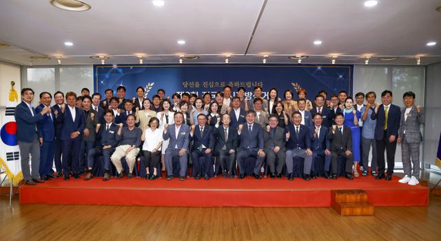 인천대학교 '제9회 전국동시지방선거 동문 출신 당선자 축하연' 참석자들이 모두 모여 기념촬영을 하고 있다. 인천대학교 제공