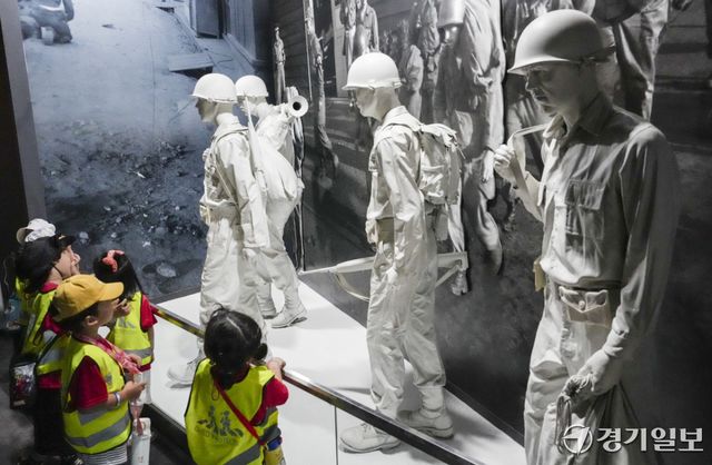 6.25전쟁 발발 76주년을 앞둔 23일 오산시 유엔군 초전기념관을 찾은 어린이들이 참전한 미군 조형물을 관람하고 있다. 홍기웅기자