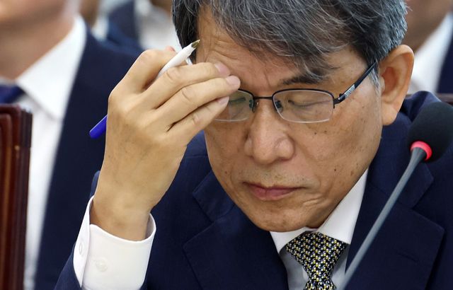 노태악 전 중앙선거관리위원장이 23일 국회에서 열린 투표용지 부족사태 등 국민참정권 침해 진상규명 및 선거관리 개혁을 위한 국정조사 특위 전체회의 도중 생각에 잠겨 있다. 연합뉴스