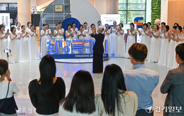 23일 오후 화성특례시청 로비에서 열린 ‘2026 찾아가는 음악회’에서 화성여성합창단이 멋진 공연을 선보이고 있다. 김시범기자