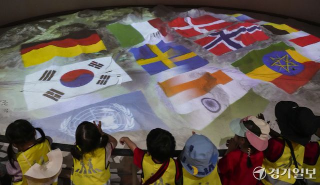 6.25전쟁 발발 76주년을 앞둔 23일 오산시 유엔군 초전기념관을 찾은 어린이들이 전쟁에 참여한 나라의 국기들을 관람하고 있다. 홍기웅기자