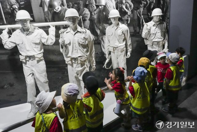 6.25전쟁 발발 76주년을 앞둔 23일 오산시 유엔군 초전기념관을 찾은 어린이들이 참전한 미군 조형물을 관람하고 있다. 홍기웅기자