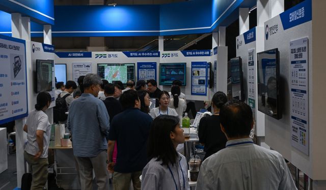 23일 오전 고양특례시 킨텍스에서 열린 '2026 공공 AI 박람회'를 찾은 방문객들이 각종 AI 기술 부스를 찾아 관련 기술을 살펴보고 있다. 이날부터 24일까지 열리는 이번 박람회는 제9회 전자 정부의 날 기념식이 함께 진행되며, '공공 AI가 여는 산업의 미래, 세계를 선도하는 AI민주정부'란 주제로 열렸다. 윤원규기자