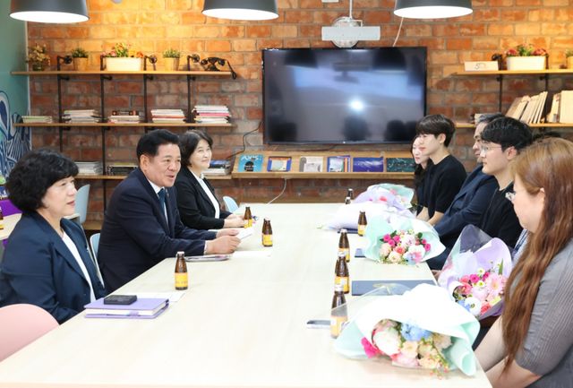 안양시는 23일 오후 3시 시청 3층 접견실에서 2026년 2분기 민원 우수공무원과의 간담회를 열었다. 안양시 제공