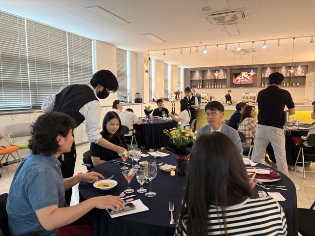 캡스톤디자인 공개수업에서 학생들이 요리한 음식을 참석자들에게 제공하고 있다. 동두천양주교육지원청 제공