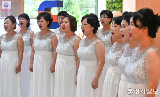 23일 오후 화성특례시청 로비에서 열린 ‘2026 찾아가는 음악회’에서 화성여성합창단이 멋진 공연을 선보이고 있다. 김시범기자