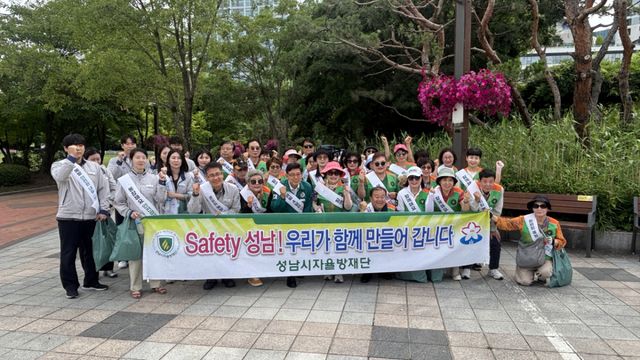 수인분당선 서현역 일대서 한국남동발전 분당발전본부, 성남 분당구, 성남시자율방재단이 폭염대응 국민행동요령 및 풍수해 보험 홍보캠페인을 실시한 뒤 기념촬영을 하고 있다. 한국남동발전 분당발전본부 제공