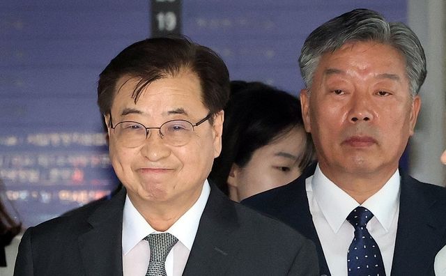 법정 나서는 서훈 전 국가안보실장(왼쪽)과 김홍희 전 해양경찰청장(오른쪽)