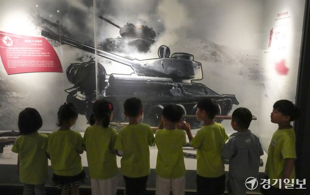 6.25전쟁 발발 76주년을 앞둔 23일 오산시 유엔군 초전기념관을 찾은 어린이들이 전쟁 당시 북한군 전차 전시를 관람하고 있다. 홍기웅기자