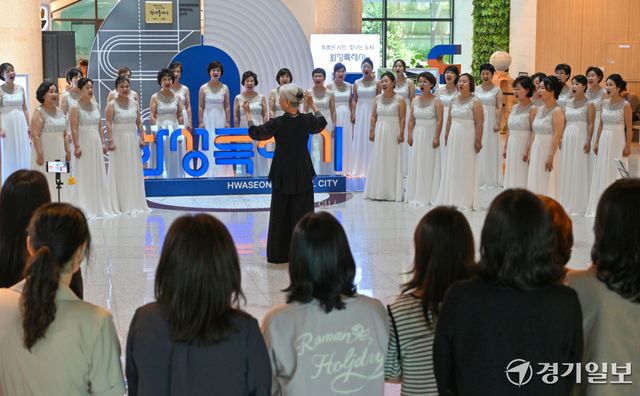 23일 오후 화성특례시청 로비에서 열린 ‘2026 찾아가는 음악회’에서 화성여성합창단이 멋진 공연을 선보이고 있다. 김시범기자