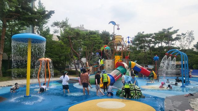 비둘기공원 내 체험형 물놀이장에서 시민들이 물놀이를 즐기고 있다. 시흥시 제공