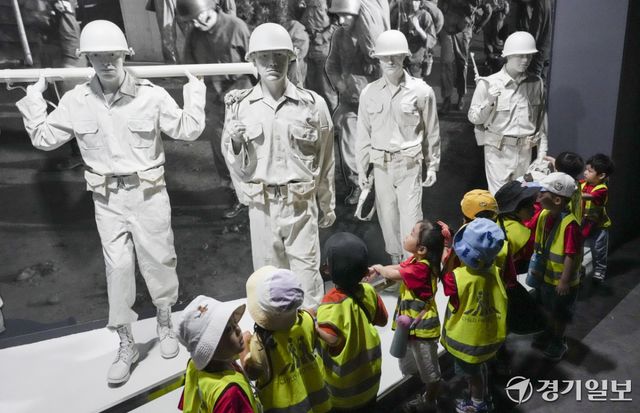 6.25전쟁 발발 76주년을 앞둔 23일 오산시 유엔군 초전기념관을 찾은 어린이들이 참전한 미군 조형물을 관람하고 있다. 홍기웅기자