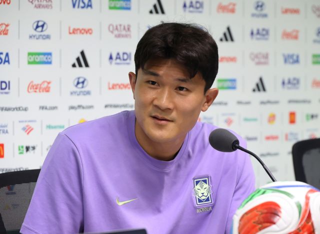 2026 북중미 월드컵에서 남아프리카공화국과 조별리그 3차전을 앞둔 한국 축구대표팀의 김민재가 멕시코 몬테레이 스타디움에서 열린 공식 기자회견에서 질문에 답하고 있다. 연합뉴스