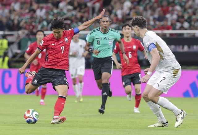 한국 축구 대표팀은 25일 2026 FIFA 북중미 월드컵 남아공과의 조별리그 최종전을 앞둔 가운데 축구 팬들의 가장 큰 관심사는 손흥민의 위치다.연합뉴스