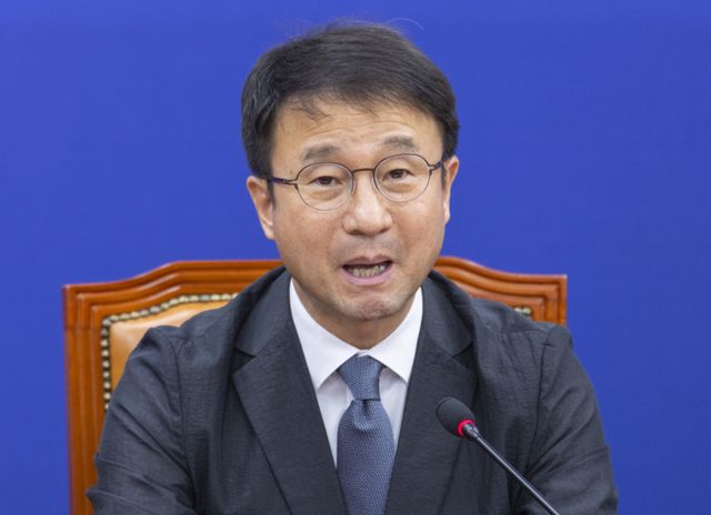 더불어민주당 한병도 원내대표가 23일 국회에서 열린 원내대책회의에서 22대 하반기 국회 원구성과 관련한 발언을 하고 있다. 연합뉴스