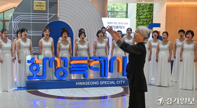 23일 오후 화성특례시청 로비에서 열린 ‘2026 찾아가는 음악회’에서 화성여성합창단이 멋진 공연을 선보이고 있다. 김시범기자