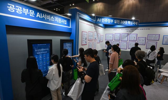 23일 오전 고양특례시 킨텍스에서 열린 '2026 공공 AI 박람회'를 찾은 방문객들이 각종 AI 기술 부스를 찾아 관련 기술을 살펴보고 있다. 이날부터 24일까지 열리는 이번 박람회는 제9회 전자 정부의 날 기념식이 함께 진행되며, '공공 AI가 여는 산업의 미래, 세계를 선도하는 AI민주정부'란 주제로 열렸다. 윤원규기자