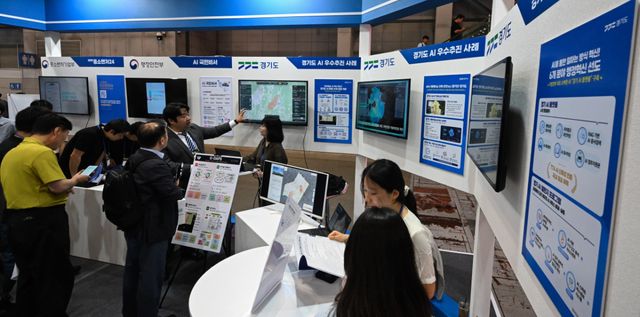 23일 오전 고양특례시 킨텍스에서 열린 '2026 공공 AI 박람회'를 찾은 방문객들이 각종 AI 기술 부스를 찾아 관련 기술을 살펴보고 있다. 이날부터 24일까지 열리는 이번 박람회는 제9회 전자 정부의 날 기념식이 함께 진행되며, '공공 AI가 여는 산업의 미래, 세계를 선도하는 AI민주정부'란 주제로 열렸다. 윤원규기자
