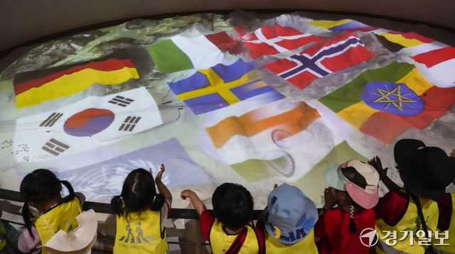 6.25전쟁 발발 76주년을 앞둔 23일 오산시 유엔군 초전기념관을 찾은 어린이들이 전쟁에 참여한 나라의 국기들을 관람하고 있다. 홍기웅기자