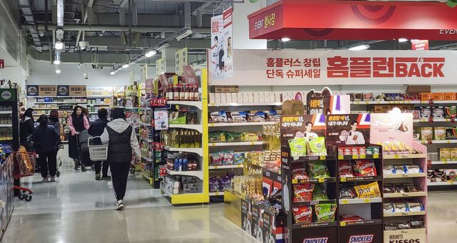 기사의 이해를 돕기 위한 이미지로 직접적 연관은 없습니다. 사진은 경기도내 한 홈플러스 매장에서 시민들이 장을 보는 모습. 경기일보DB