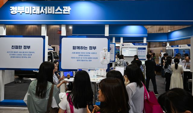 23일 오전 고양특례시 킨텍스에서 열린 '2026 공공 AI 박람회'를 찾은 방문객들이 각종 AI 기술 부스를 찾아 관련 기술을 살펴보고 있다. 이날부터 24일까지 열리는 이번 박람회는 제9회 전자 정부의 날 기념식이 함께 진행되며, '공공 AI가 여는 산업의 미래, 세계를 선도하는 AI민주정부'란 주제로 열렸다. 윤원규기자
