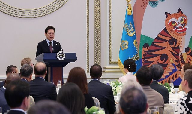 이재명 대통령이 지난해 8월15일 청와대 영빈관에서 열린 '대통령의 초대, 주한외교단 만찬'에서 발언하고 있다. 연합뉴스
