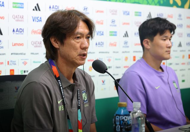 2026 북중미 월드컵에서 남아프리카공화국과 조별리그 3차전을 앞둔 한국 축구대표팀의 홍명보 감독(왼쪽)이 멕시코 몬테레이 스타디움에서 열린 공식 기자회견에서 질문에 답하고 있다. 오른쪽은 수비수 김민재. 연합뉴스