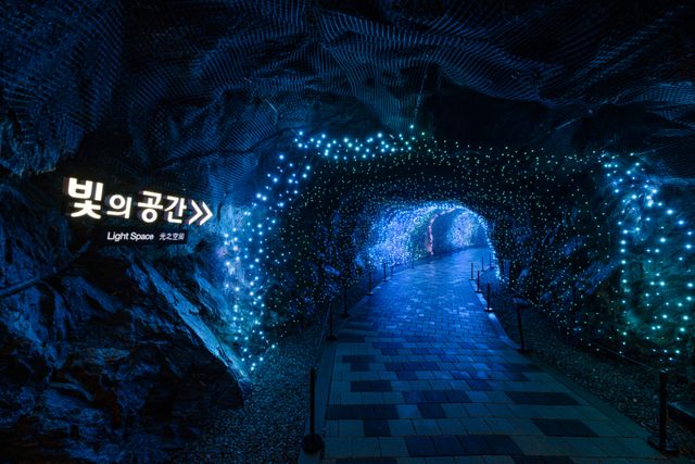 다채로운 LED 조명이 어두운 동굴 내부 갱도를 화려하게 수놓고 있는 ‘빛의 공간’ 진입로. 광명시 제공